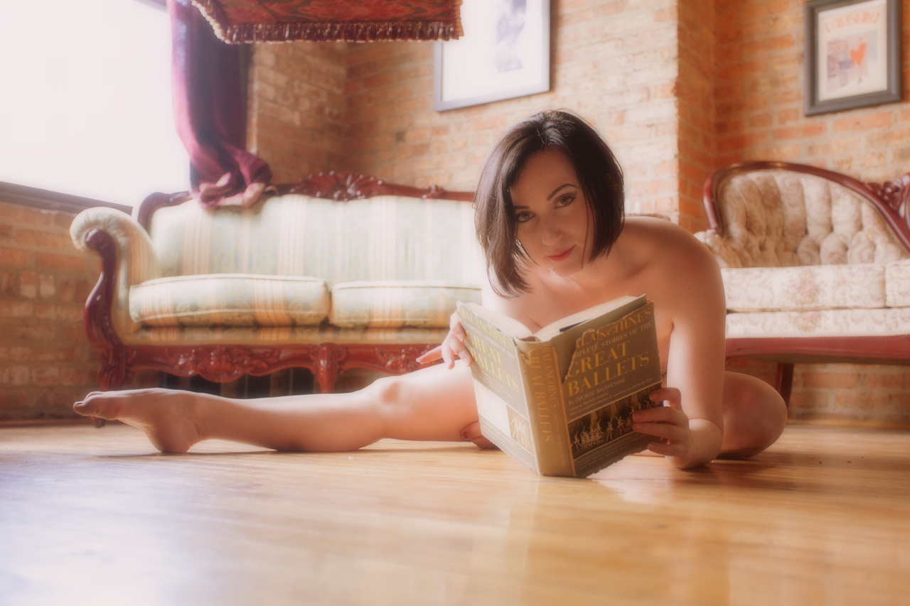 Naked Girls Reading